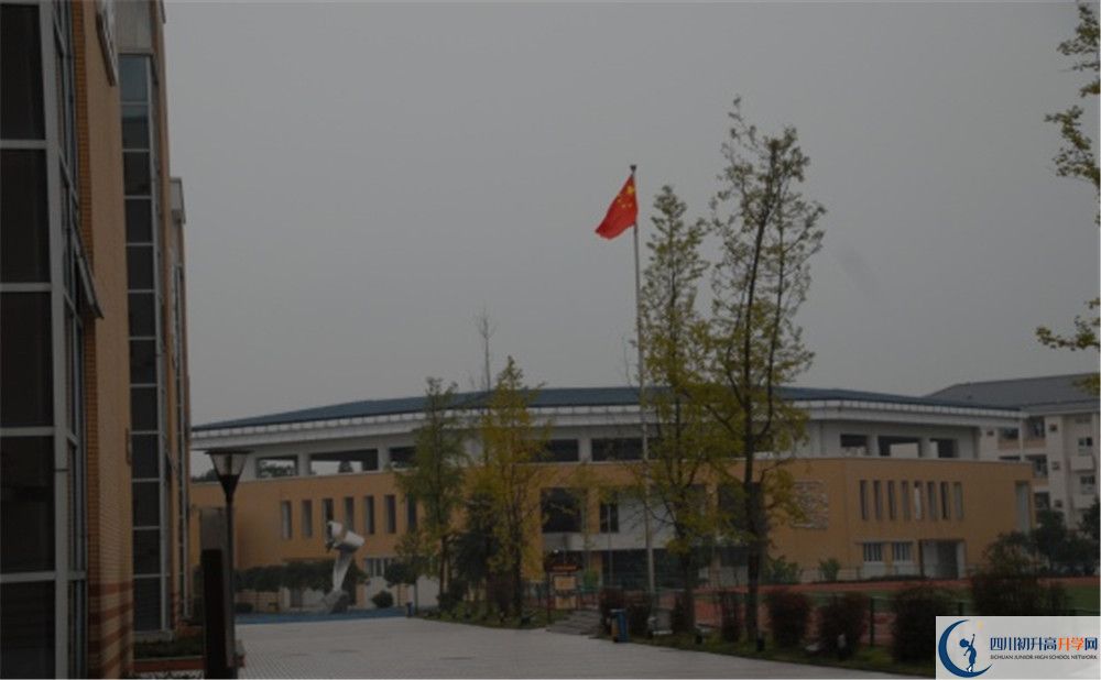 八一聚源高級中學(xué)的學(xué)費(fèi)收費(fèi)標(biāo)準(zhǔn)是多少？