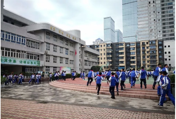 成都市第十七中學(xué)的老師好不好？