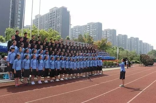 成都三十七中一年的學(xué)費(fèi)是多少？