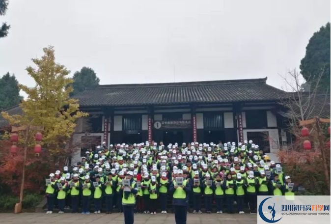 成都教科院附屬學(xué)校一年的學(xué)費(fèi)是多少？
