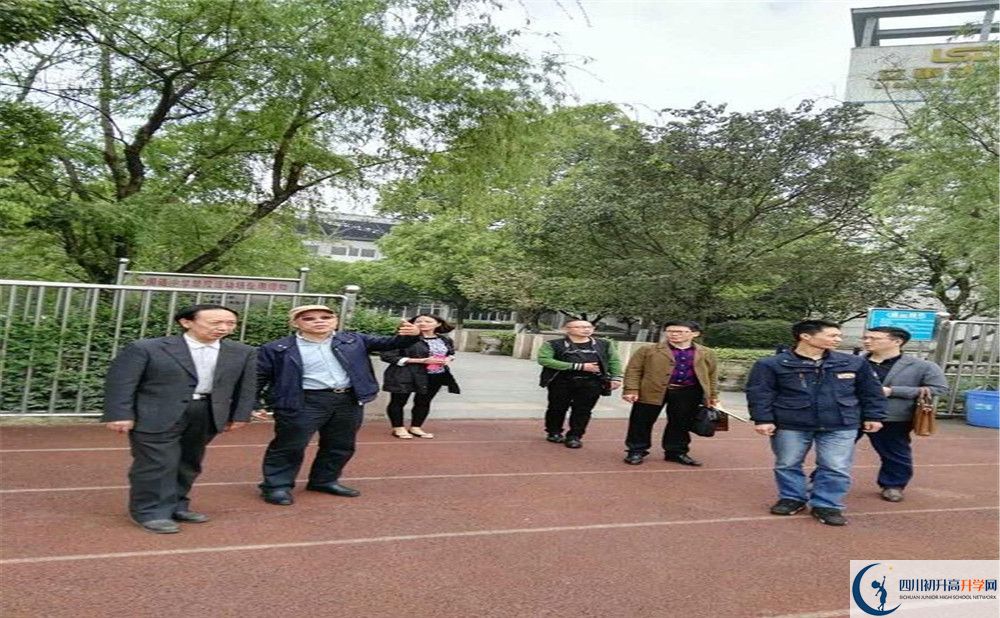 成都嘉祥外國(guó)語(yǔ)學(xué)校一年的學(xué)費(fèi)是多少？