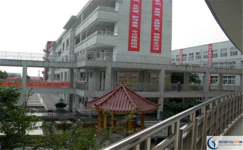 中考成都市龍泉中學(xué)的招生分?jǐn)?shù)線是多少？