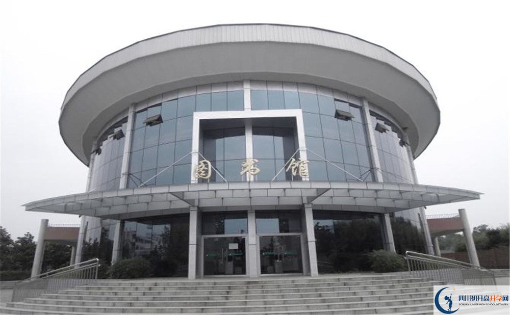 成都市龍泉中學一年的學費是多少？