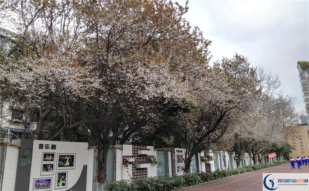 成都大學(xué)附屬中學(xué)的高中住宿好不好？