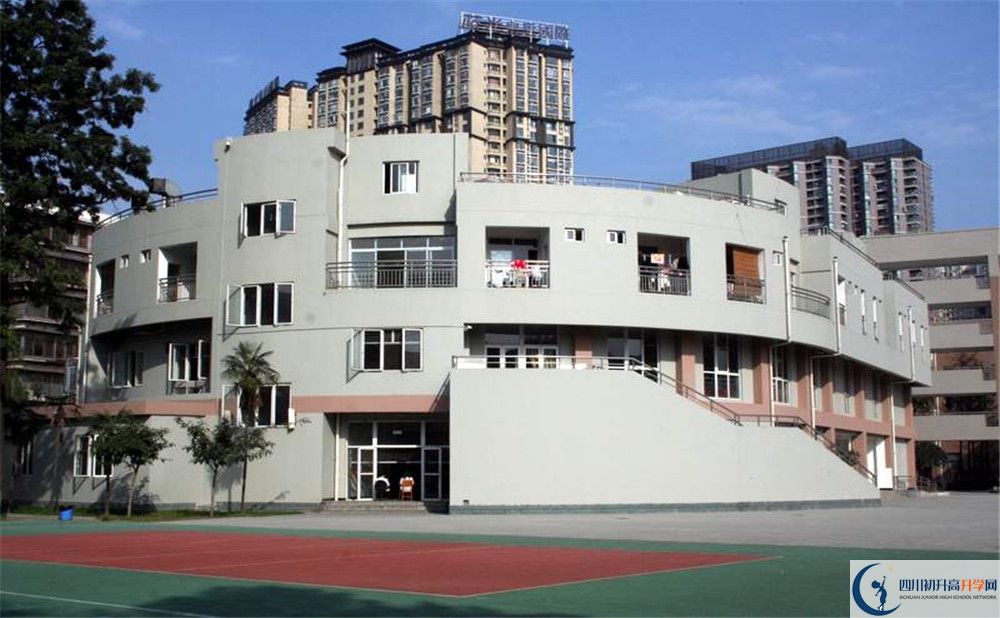 成都市鹽道街中學(xué)的高中住宿好不好？