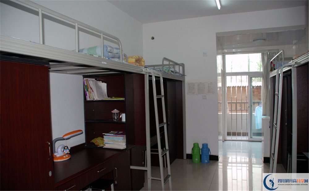 成都樹德中學(xué)光華校區(qū)的高中住宿好不好？
