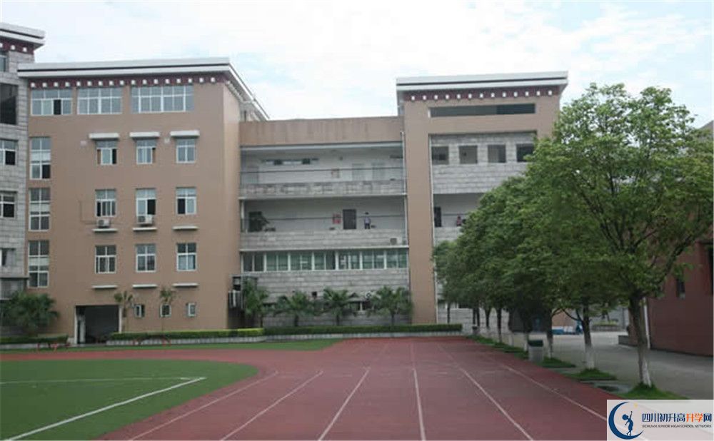 成都西藏中學(xué)一學(xué)期的學(xué)費(fèi)是多少？