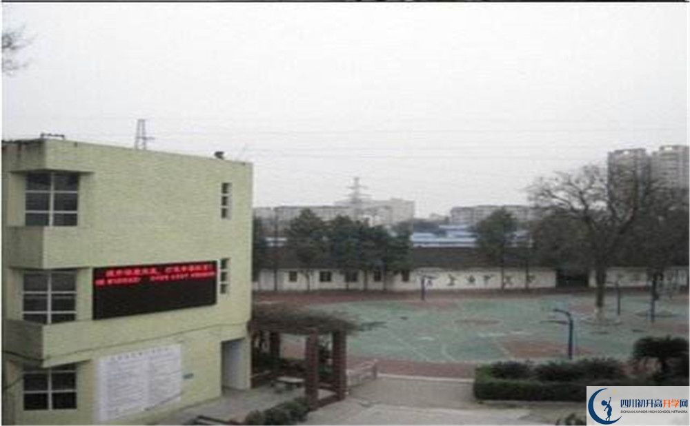 成都市第三十三中學(xué)一學(xué)期的學(xué)費(fèi)是多少？
