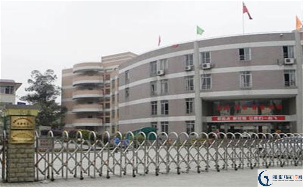 成都七中嘉祥外國(guó)語(yǔ)學(xué)校的學(xué)費(fèi)一期是多少？