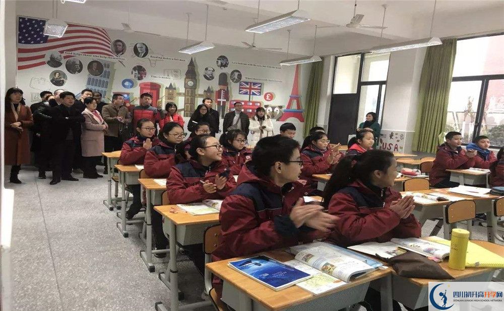 北京第二外國語學(xué)院成都附屬中學(xué)的學(xué)費(fèi)一期是多少？