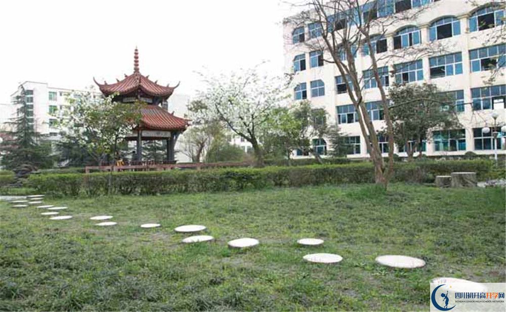 考都江堰外國語實驗學(xué)校的分?jǐn)?shù)線是多少？