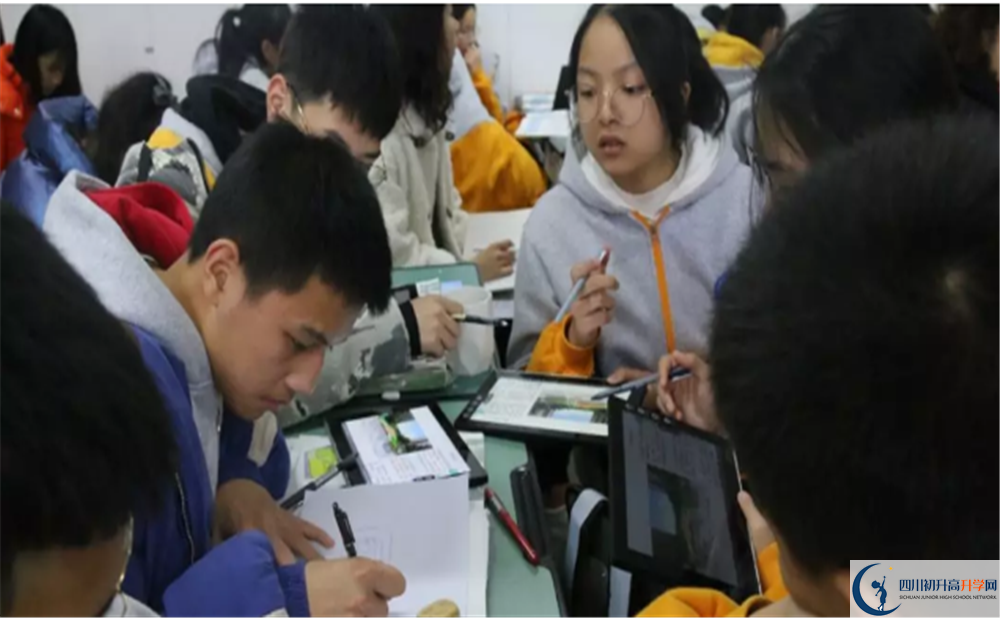 洛帶中學(xué)的學(xué)費(fèi)一期是多少？