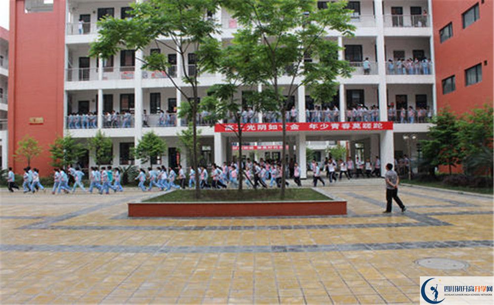 金堂中學(xué)的學(xué)費(fèi)一期是多少？