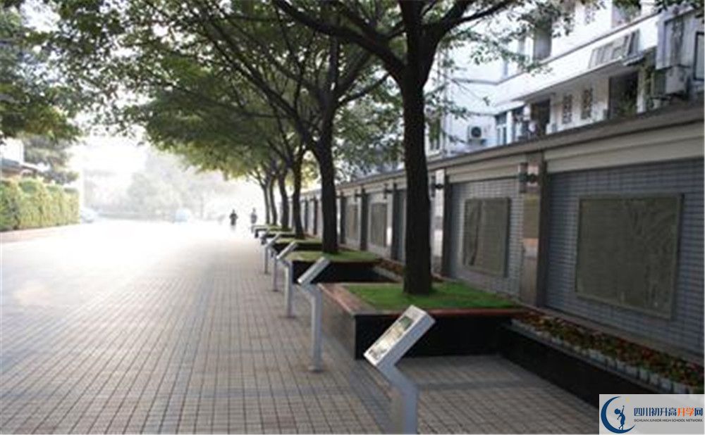 成都市田家炳中學(xué)住宿條件怎么樣？