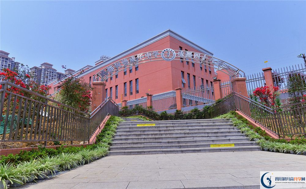 成都市第四十九中學住宿費用是多少？