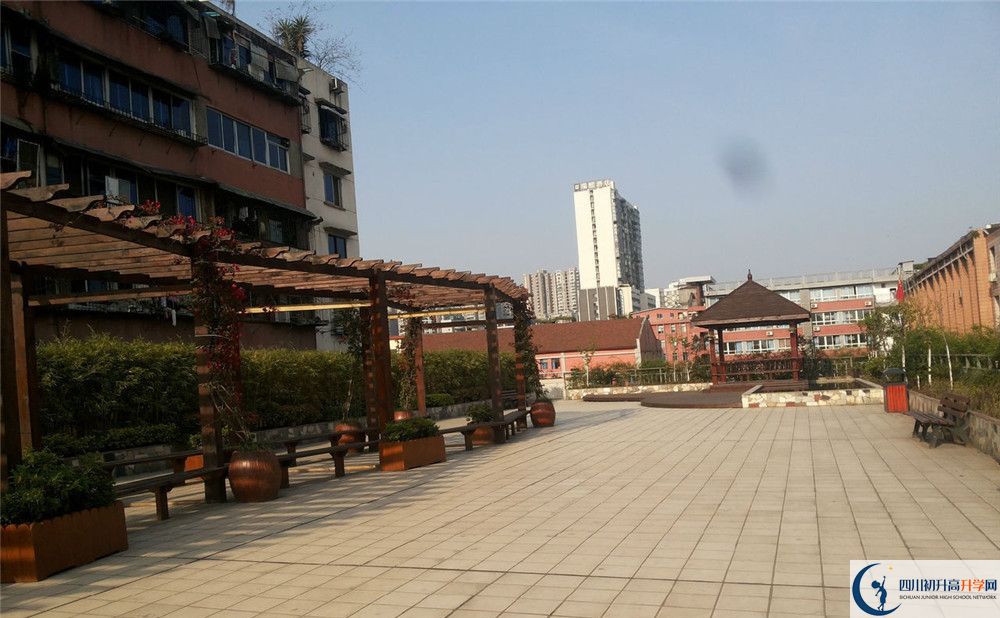 通錦中學(xué)住宿的費(fèi)用是多少？