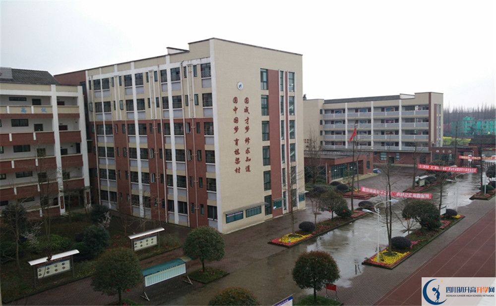 都江堰育才學(xué)校高一多久放一次假？