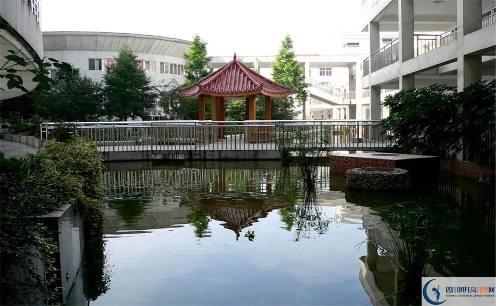 成都市龍泉中學(xué)住宿費(fèi)用是多少？