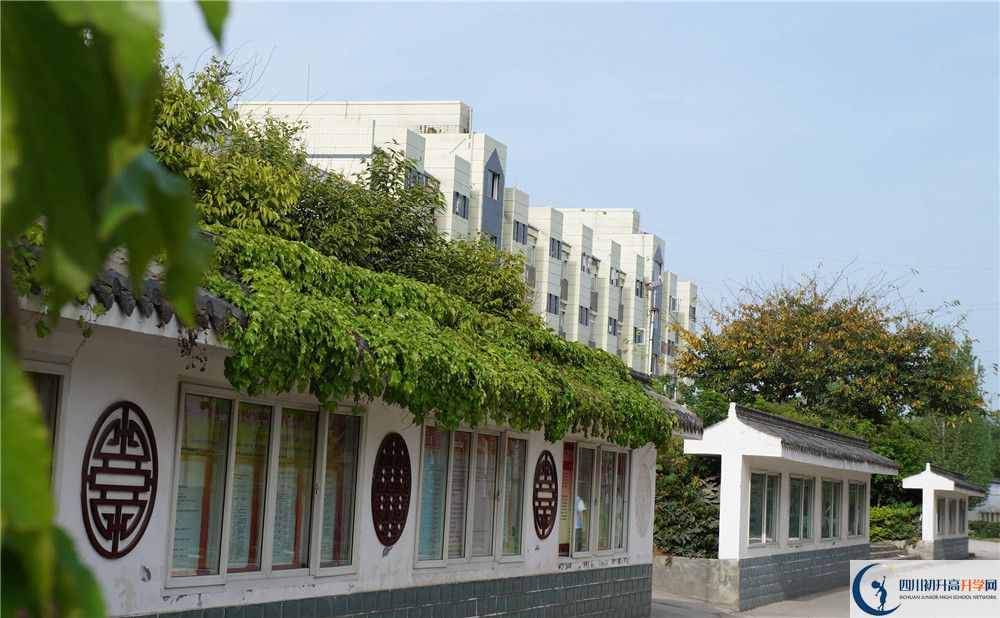 高板中學住宿費用是多少？
