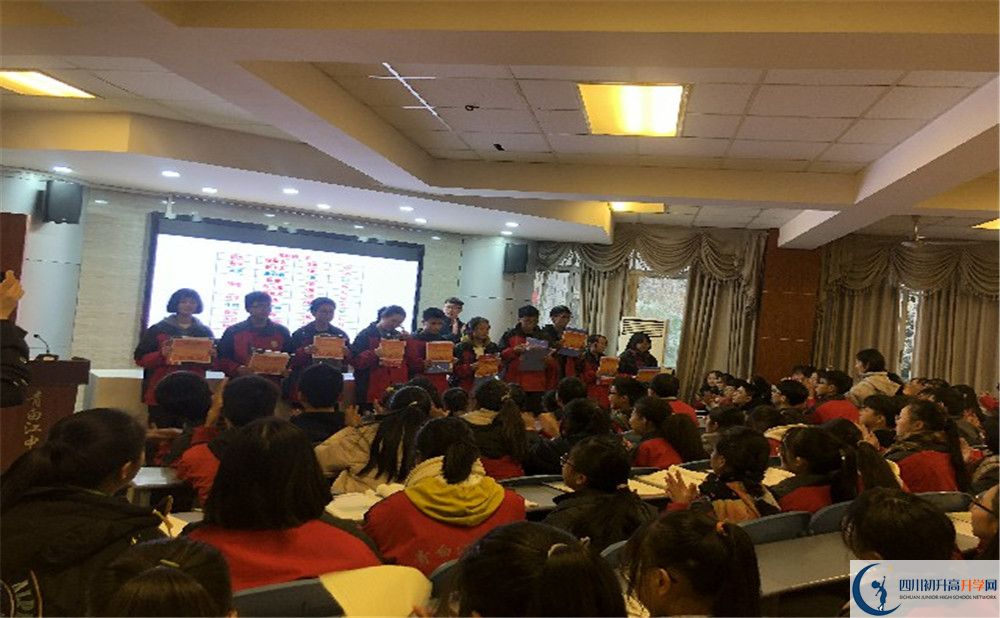 青白江中學(xué)2020年外地生學(xué)費(fèi)是多少？