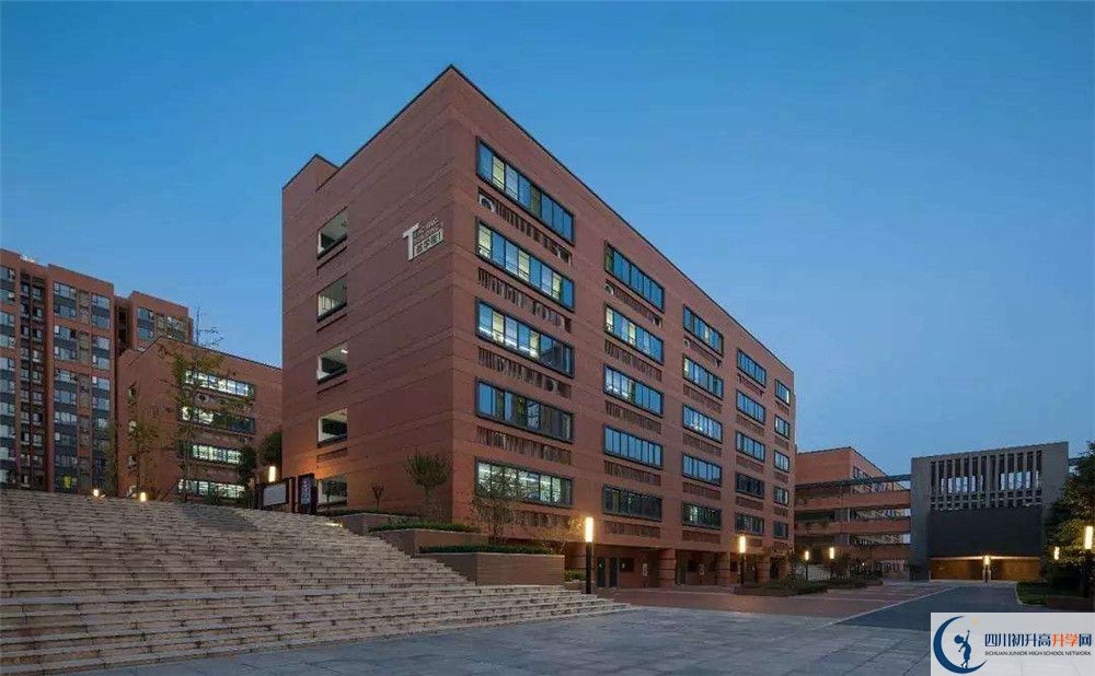 成都實外新都五龍山學校的高中住宿怎么樣？