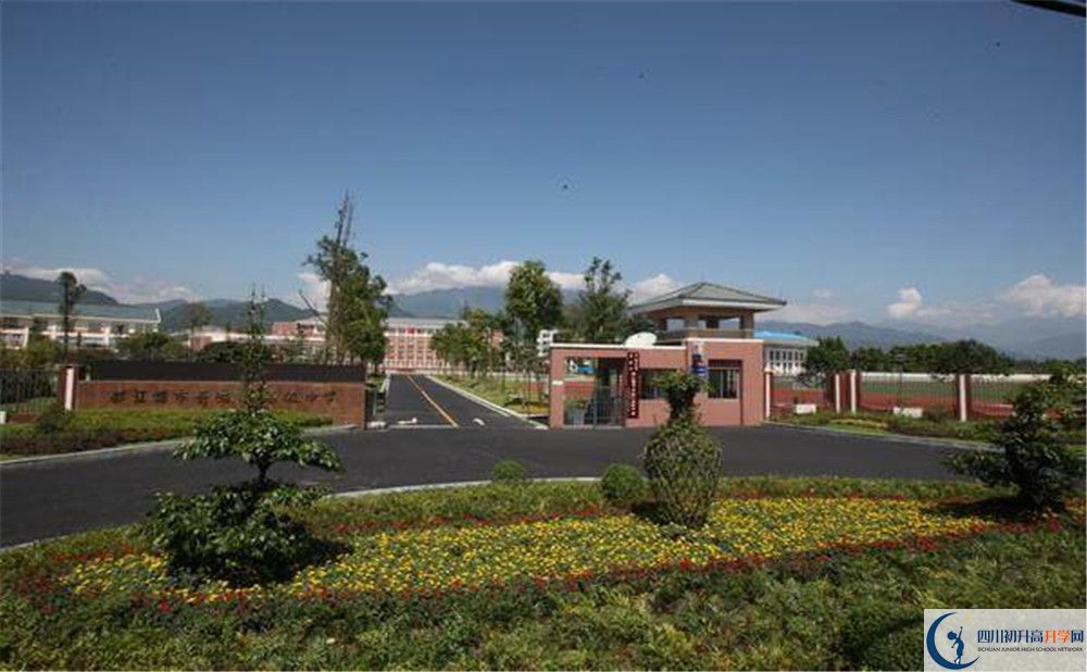 青城山高級中學的高中住宿怎么樣？