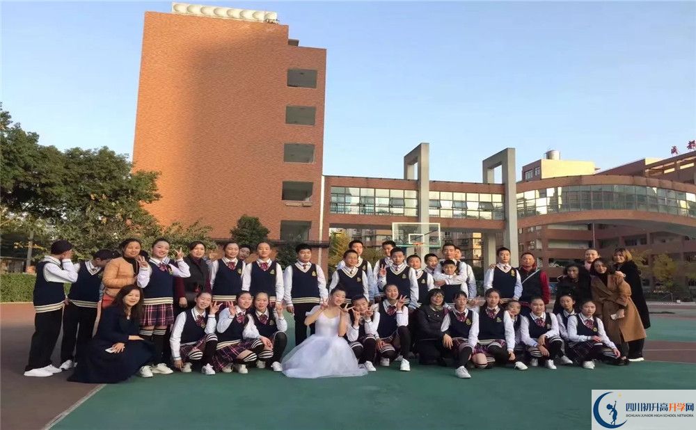 成都十二中（四川大學(xué)附屬中學(xué)）是私立收費嗎？