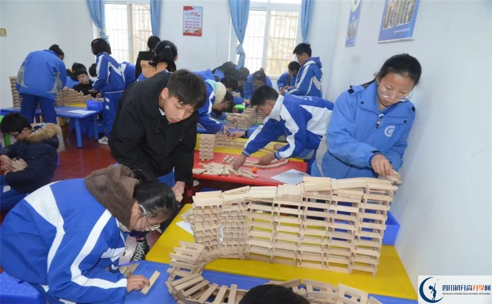 成都華西中學實驗班人數(shù)是多少？