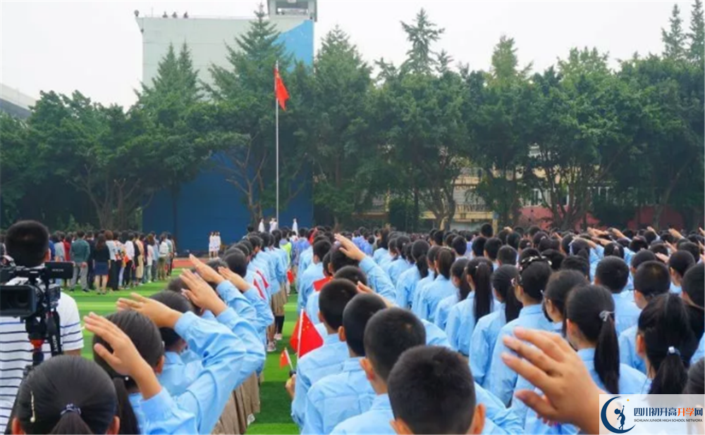 四川師范大學(xué)實(shí)驗(yàn)外國語學(xué)校實(shí)驗(yàn)班學(xué)費(fèi)貴嗎？