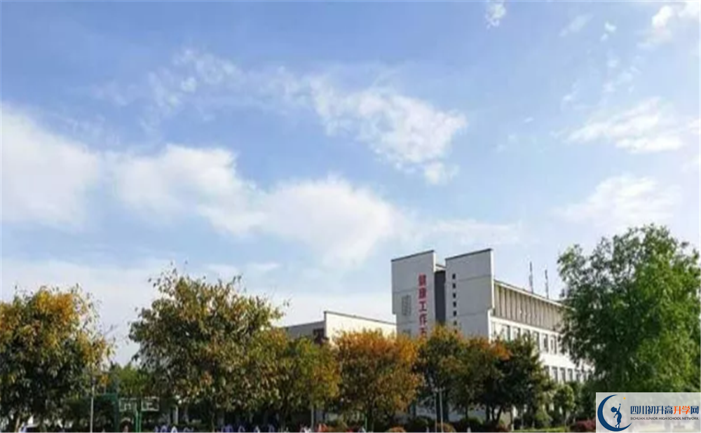 石室白馬中學(xué)實(shí)驗(yàn)班學(xué)費(fèi)貴嗎？