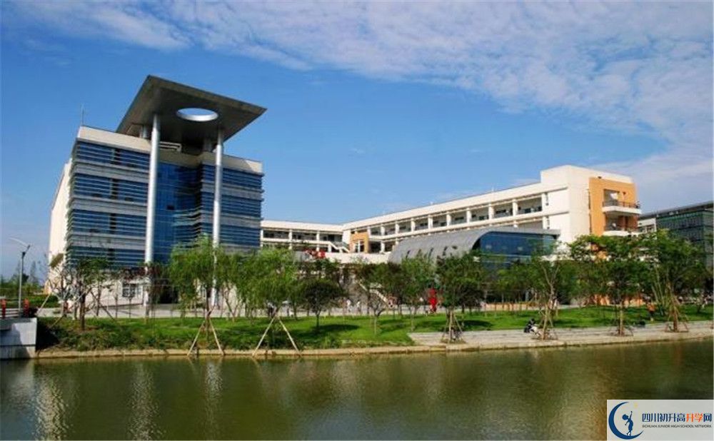 西南交通大學(xué)附屬中學(xué)在校學(xué)生總?cè)藬?shù)是多少？