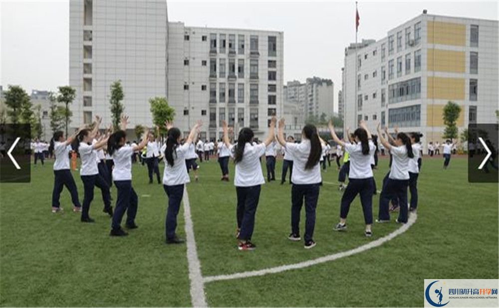 成都市第三中學(xué)在校學(xué)生總?cè)藬?shù)是多少？