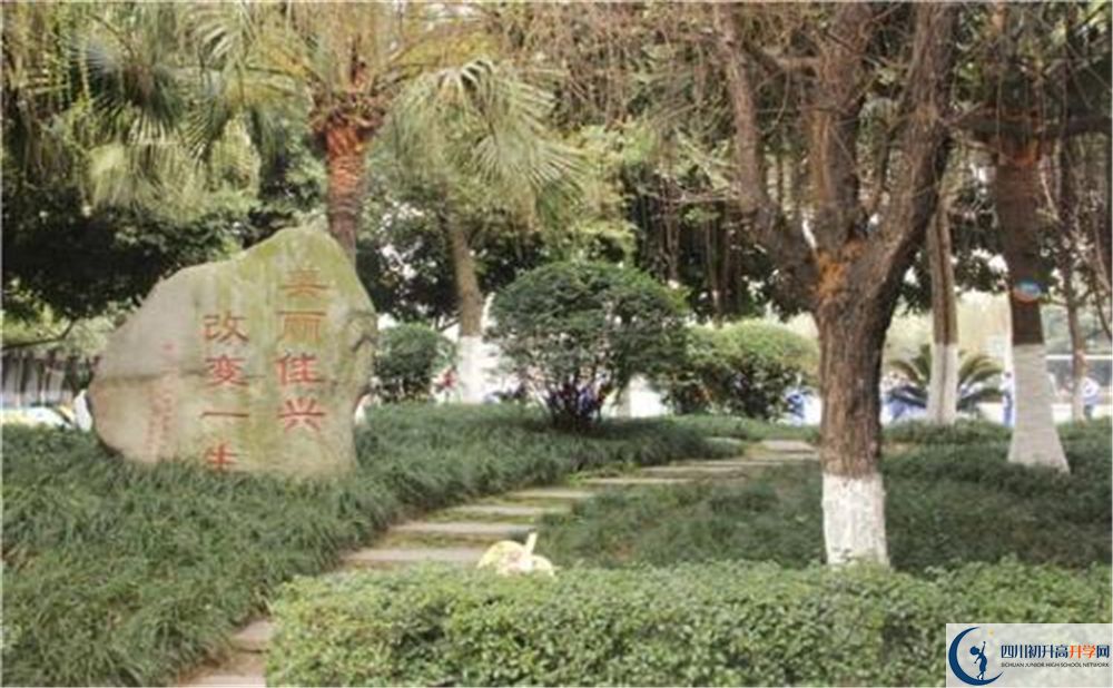 成都石室佳興外國(guó)語(yǔ)學(xué)校在校學(xué)生總?cè)藬?shù)是多少？