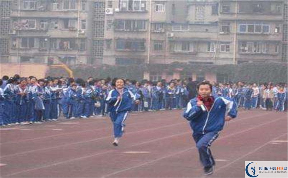 成都新世紀外國語學校在校學生總人數(shù)是多少？