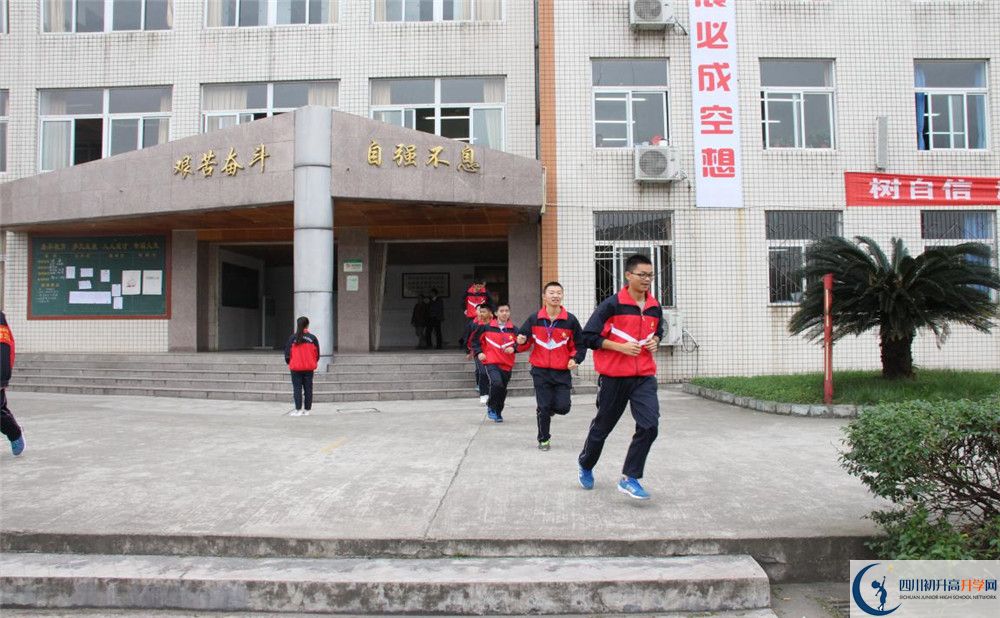 洛帶中學(xué)在校學(xué)生總?cè)藬?shù)是多少？