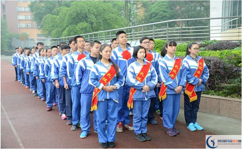 溫江中學(xué)在校學(xué)生總?cè)藬?shù)是多少？