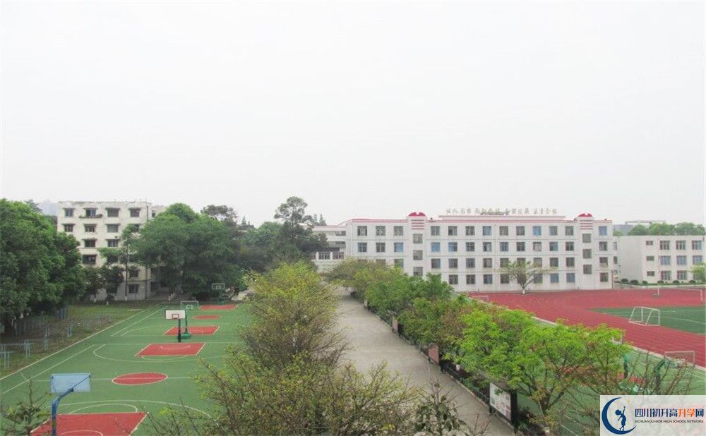 青白江中學今年的學費怎么收取，是否有變化？