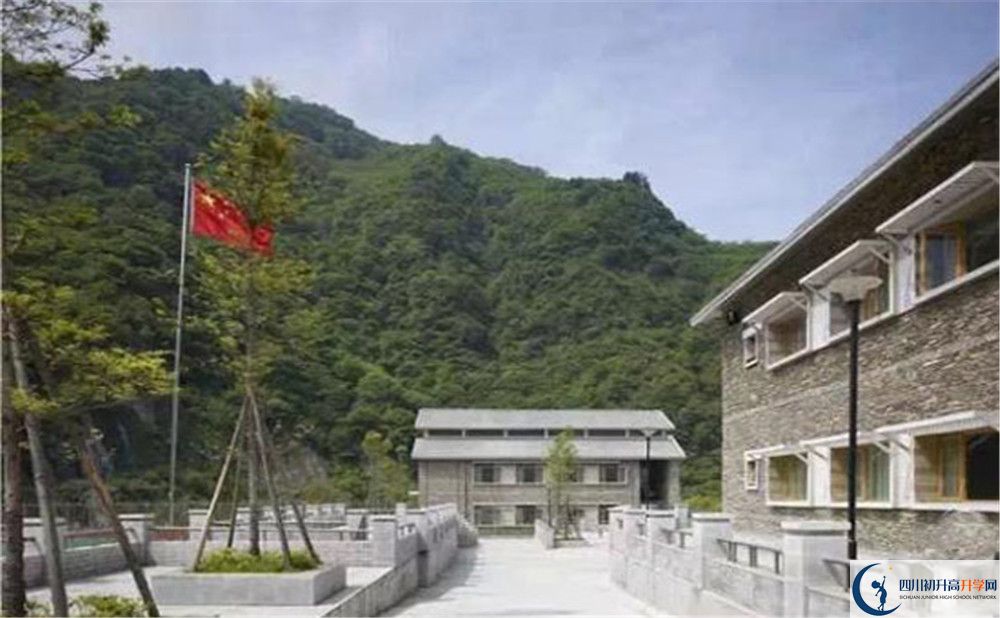 臥龍?zhí)貐^(qū)中學(xué)今年的錄取條件是否有變化？