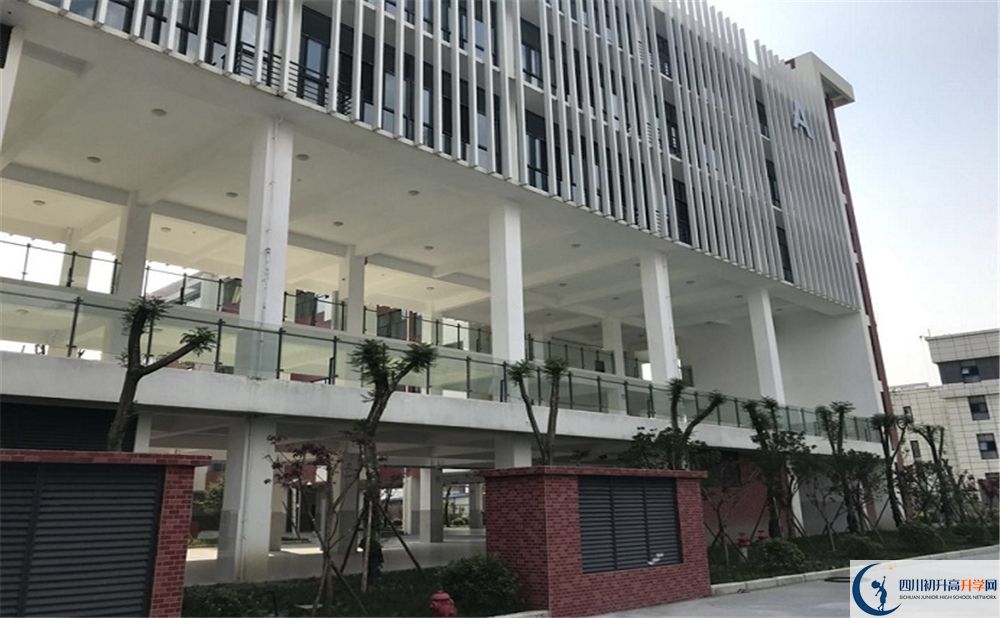 成都市北二外成都附中學(xué)費(fèi)是多少錢(qián)？
